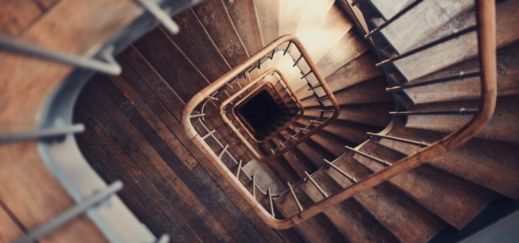 escalier d'immeuble en bois