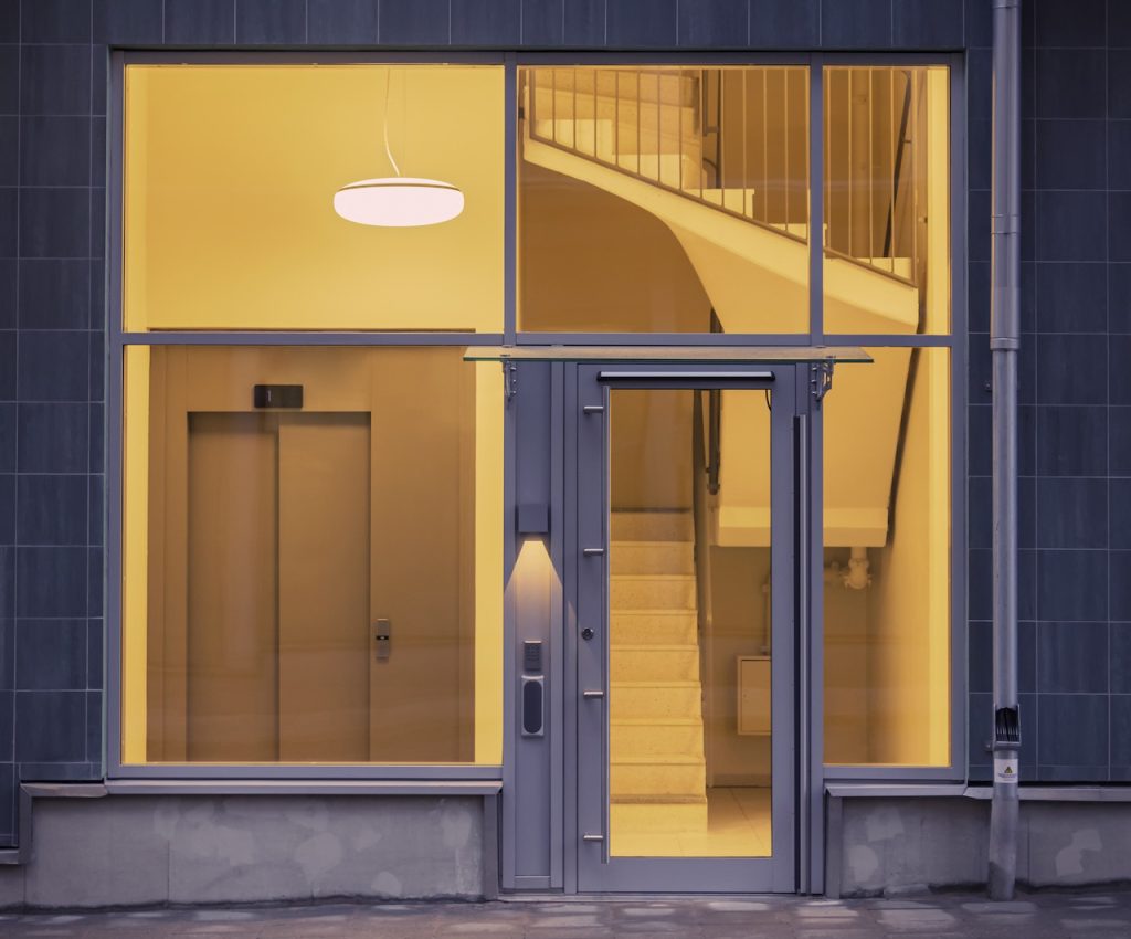 Entrée d'un immeuble moderne