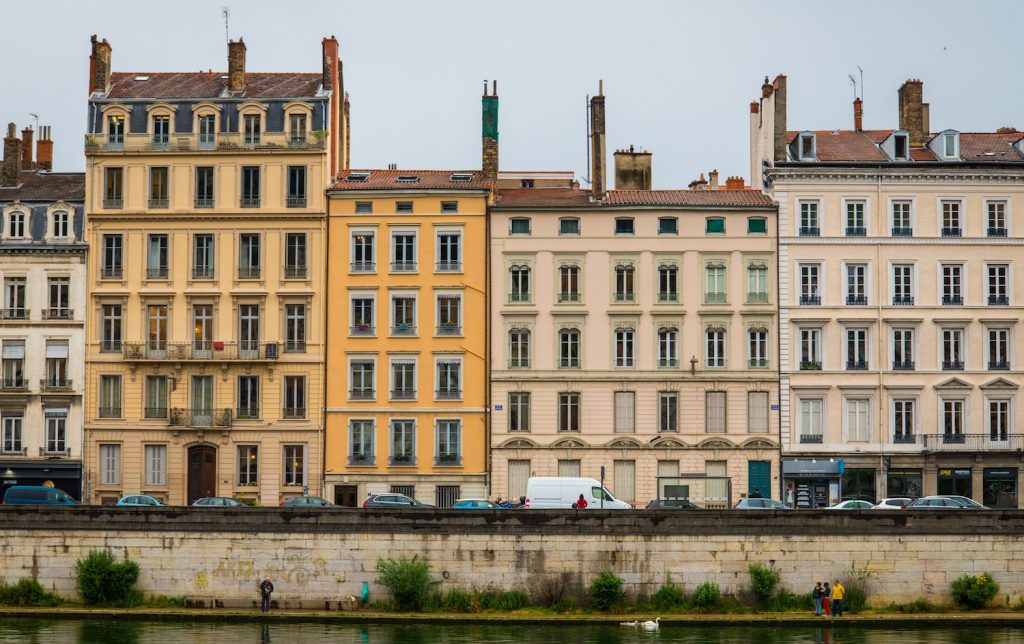 Immeuble en bord de rivière à Arles